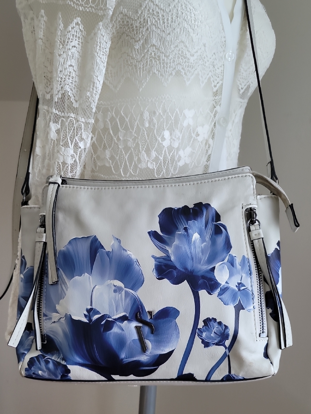 Simply Vera Vera Wang Cara Crossbody Bag. Blue Floral On Light Gray PU - Picture 2 of 14